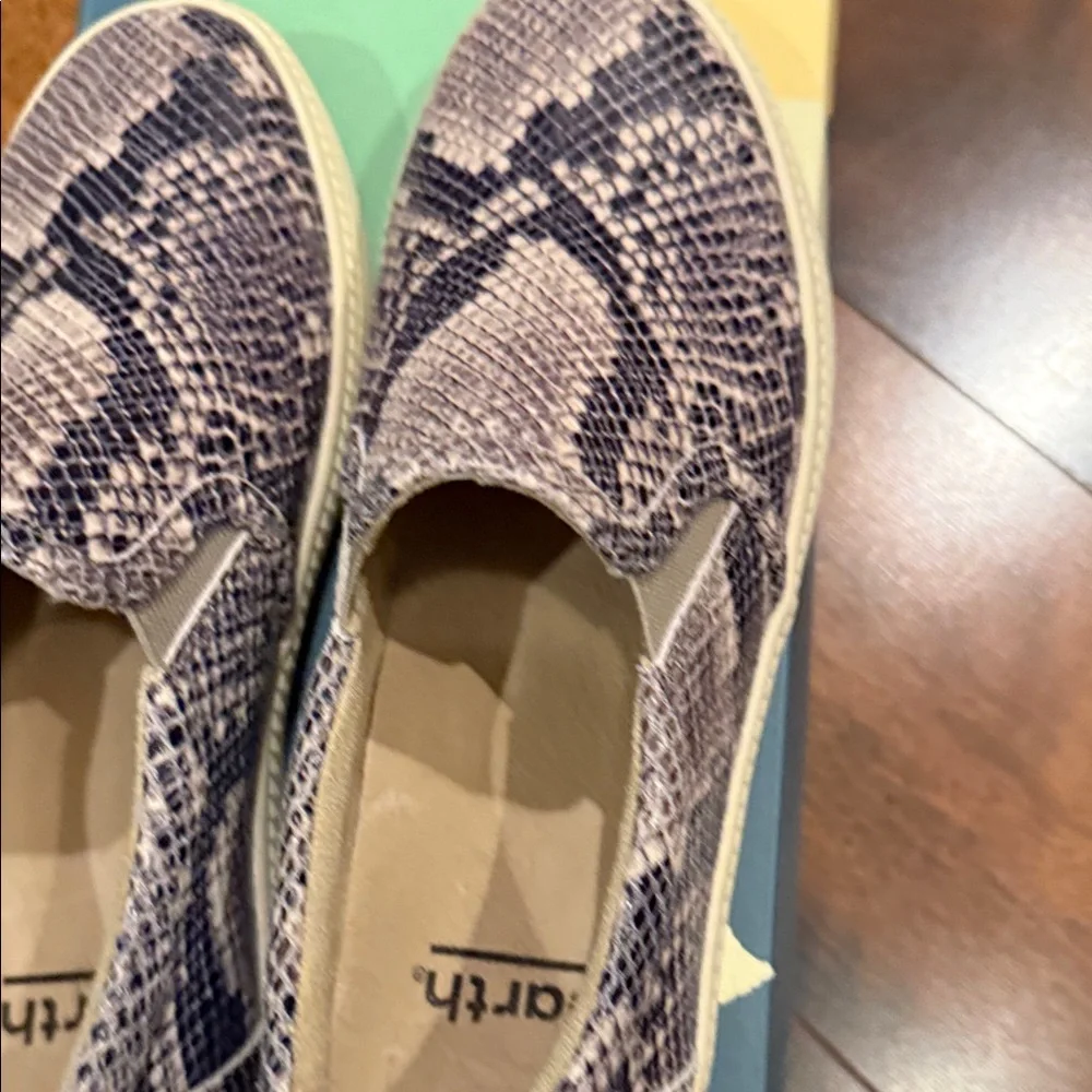 Brand New 6.5 Earth Snakeskin Slip-On Sneakers - Picture 5 of 8
